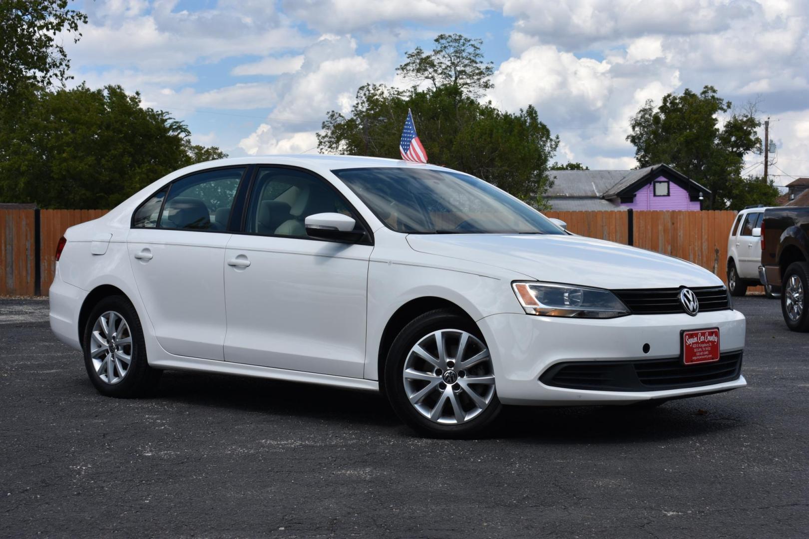 2012 WHITE Volkswagen Jetta SE (3VWDX7AJ2CM) with an 2.5L L5 DOHC 20V engine, located at 420 E. Kingsbury St., Seguin, TX, 78155, (830) 401-0495, 29.581060, -97.961647 - Photo#1