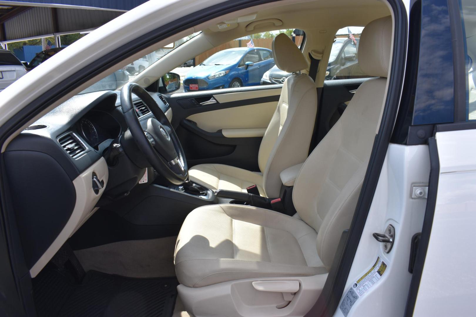 2012 WHITE Volkswagen Jetta SE (3VWDX7AJ2CM) with an 2.5L L5 DOHC 20V engine, located at 420 E. Kingsbury St., Seguin, TX, 78155, (830) 401-0495, 29.581060, -97.961647 - Photo#4