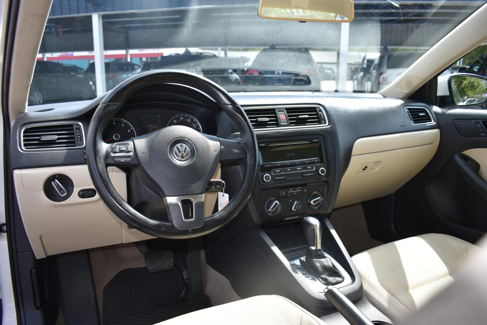 2012 WHITE Volkswagen Jetta SE (3VWDX7AJ2CM) with an 2.5L L5 DOHC 20V engine, located at 420 E. Kingsbury St., Seguin, TX, 78155, (830) 401-0495, 29.581060, -97.961647 - Photo#6