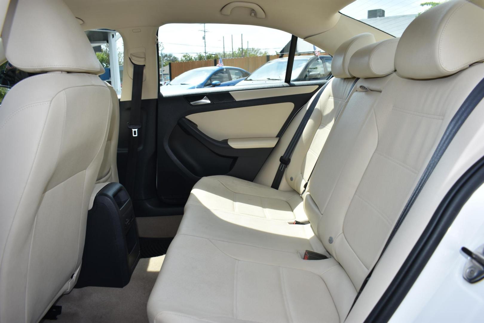 2012 WHITE Volkswagen Jetta SE (3VWDX7AJ2CM) with an 2.5L L5 DOHC 20V engine, located at 420 E. Kingsbury St., Seguin, TX, 78155, (830) 401-0495, 29.581060, -97.961647 - Photo#5