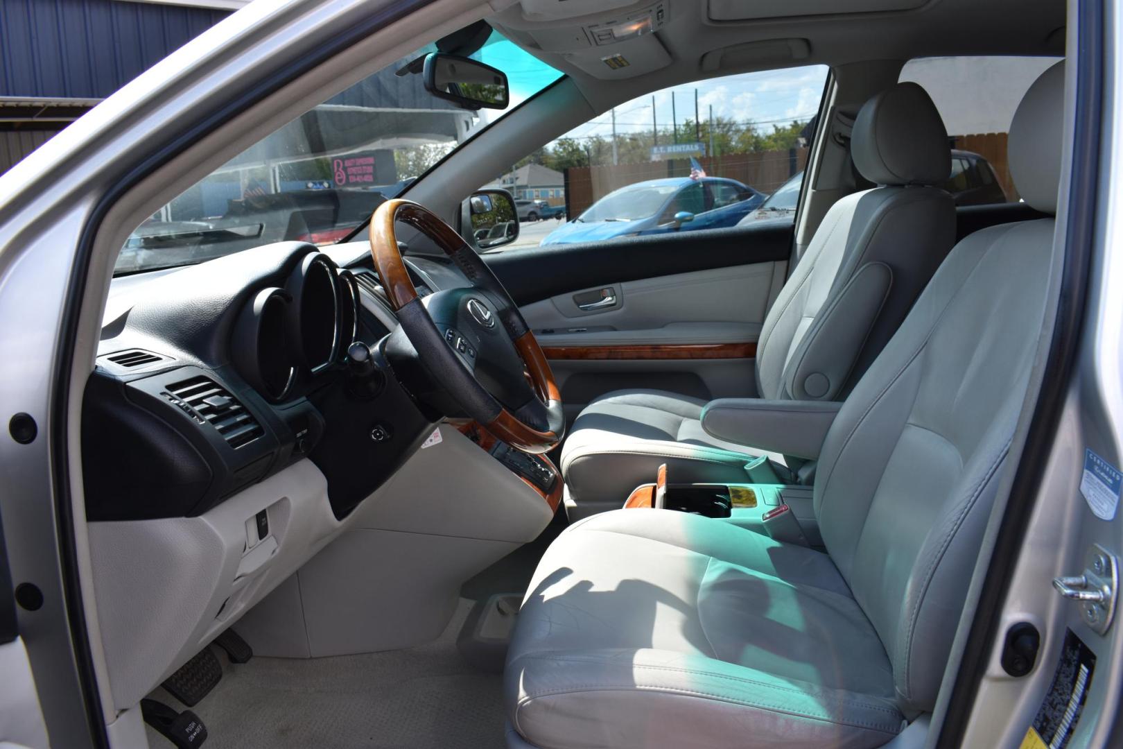 2008 SILVER Lexus RX 350 FWD (2T2GK31U38C) with an 3.5L V6 DOHC 24V engine, 5-Speed Automatic Overdrive transmission, located at 420 E. Kingsbury St., Seguin, TX, 78155, (830) 401-0495, 29.581060, -97.961647 - Photo#4