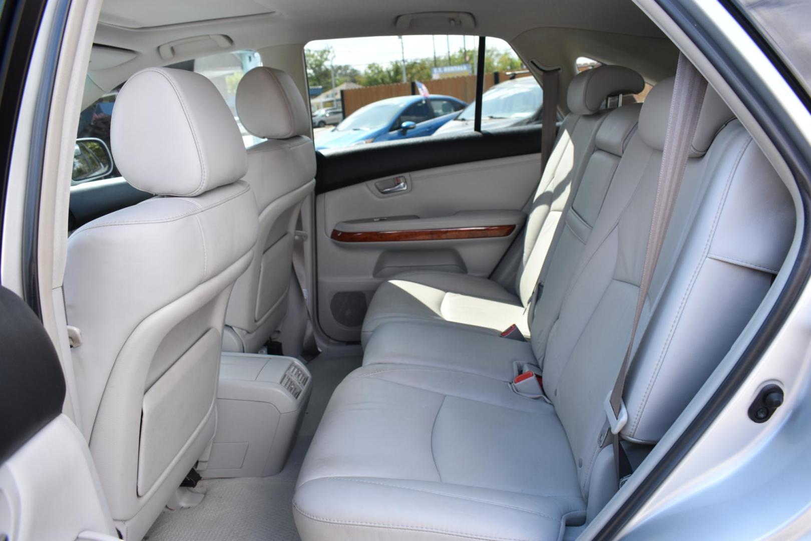 2008 SILVER Lexus RX 350 FWD (2T2GK31U38C) with an 3.5L V6 DOHC 24V engine, 5-Speed Automatic Overdrive transmission, located at 420 E. Kingsbury St., Seguin, TX, 78155, (830) 401-0495, 29.581060, -97.961647 - Photo#5