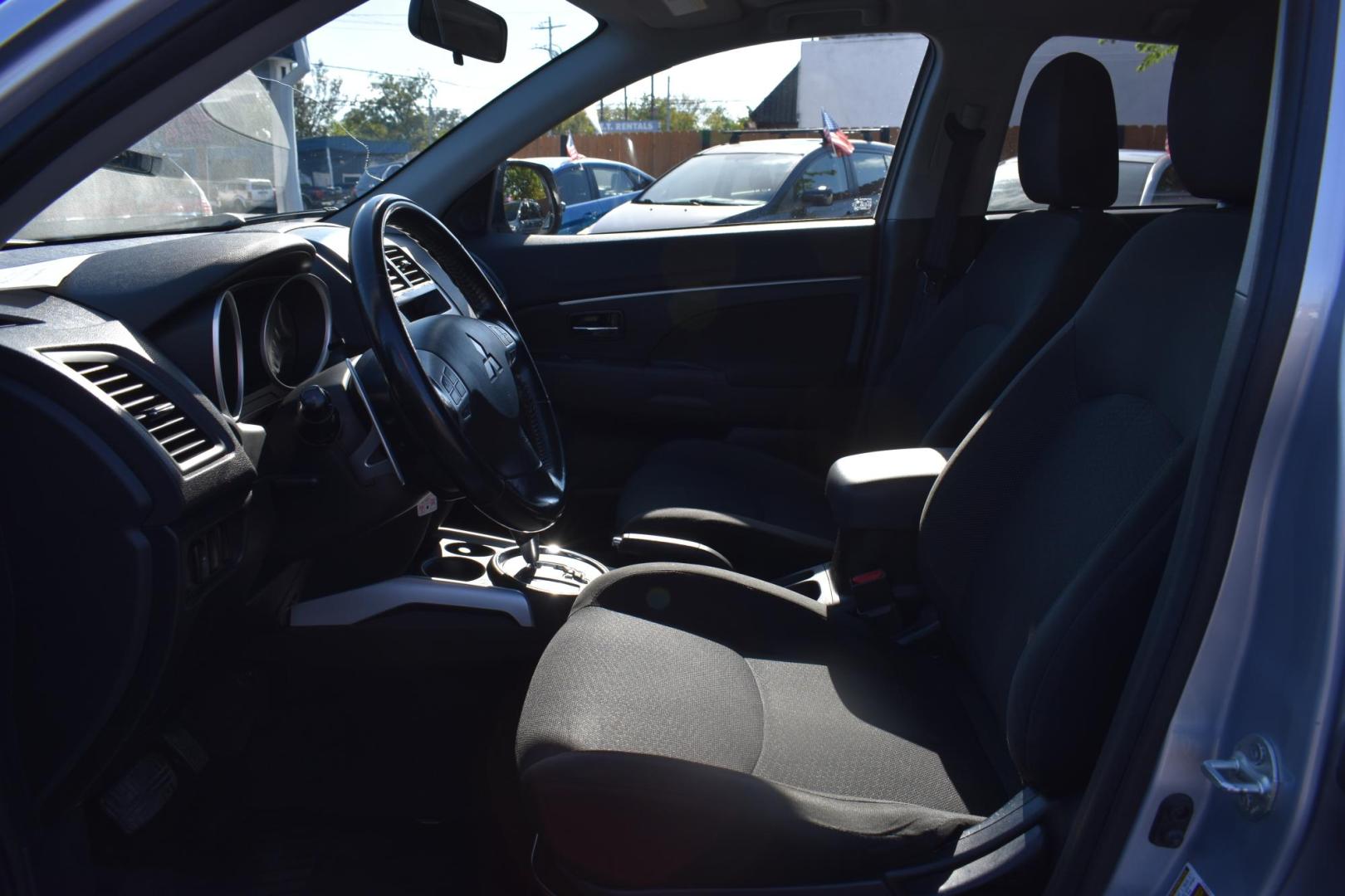 2011 SILVER Mitsubishi Outlander Sport ES 2WD (JA4AP3AU8BZ) with an 2.0L L4 DOHC 16V engine, located at 420 E. Kingsbury St., Seguin, TX, 78155, (830) 401-0495, 29.581060, -97.961647 - Photo#4