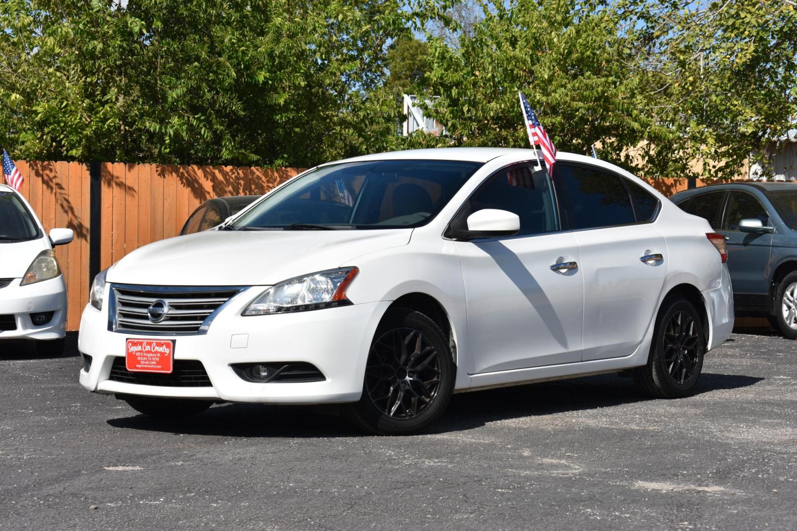 2013 WHITE Nissan Sentra S 6MT (3N1AB7AP2DL) with an 2.0L L4 DOHC 16V engine, 6-Speed Manual transmission, located at 420 E. Kingsbury St., Seguin, TX, 78155, (830) 401-0495, 29.581060, -97.961647 - Photo#2