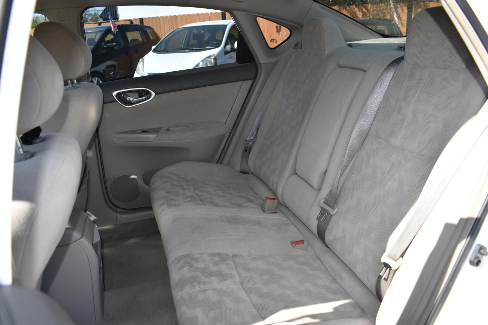 2013 WHITE Nissan Sentra S 6MT (3N1AB7AP2DL) with an 2.0L L4 DOHC 16V engine, 6-Speed Manual transmission, located at 420 E. Kingsbury St., Seguin, TX, 78155, (830) 401-0495, 29.581060, -97.961647 - Photo#4