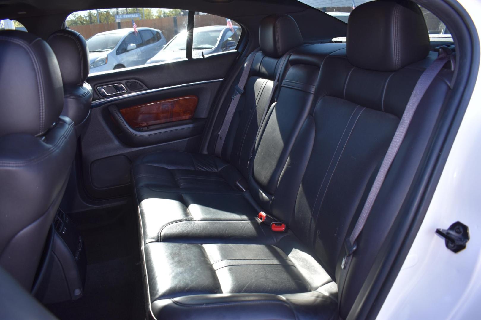 2013 WHITE Lincoln MKS FWD (1LNHL9DK6DG) with an 3.5L V6 DOHC 24V engine, 6-Speed Automatic transmission, located at 420 E. Kingsbury St., Seguin, TX, 78155, (830) 401-0495, 29.581060, -97.961647 - Photo#4