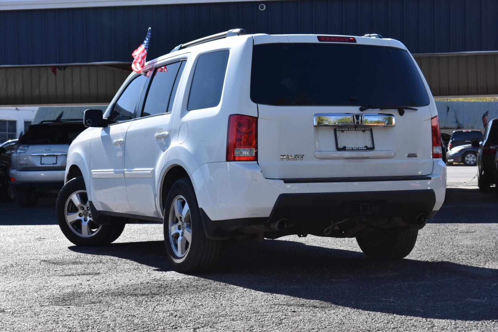 2011 WHITE Honda Pilot EX-L 2WD 5-Spd AT (5FNYF3H57BB) with an 3.5L V6 SOHC 24V engine, 5-Speed Automatic transmission, located at 420 E. Kingsbury St., Seguin, TX, 78155, (830) 401-0495, 29.581060, -97.961647 - Photo#2