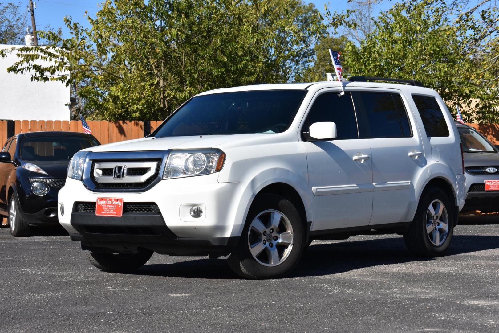 2011 WHITE Honda Pilot EX-L 2WD 5-Spd AT (5FNYF3H57BB) with an 3.5L V6 SOHC 24V engine, 5-Speed Automatic transmission, located at 420 E. Kingsbury St., Seguin, TX, 78155, (830) 401-0495, 29.581060, -97.961647 - Photo#3