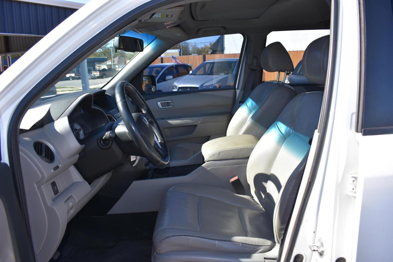 2011 WHITE Honda Pilot EX-L 2WD 5-Spd AT (5FNYF3H57BB) with an 3.5L V6 SOHC 24V engine, 5-Speed Automatic transmission, located at 420 E. Kingsbury St., Seguin, TX, 78155, (830) 401-0495, 29.581060, -97.961647 - Photo#4