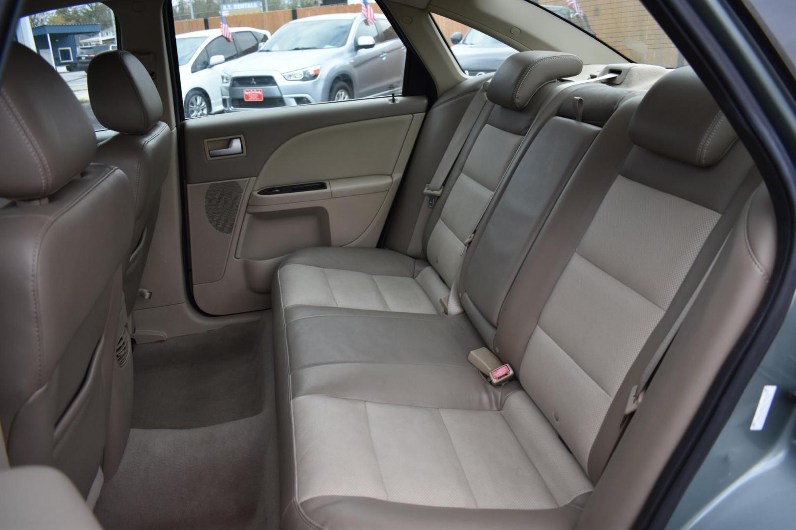 2007 GRAY Mercury Montego Premier (1MEHM42157G) with an 3.0L V6 DOHC 24V engine, 6-Speed Automatic Overdrive transmission, located at 420 E. Kingsbury St., Seguin, TX, 78155, (830) 401-0495, 29.581060, -97.961647 - Photo#5