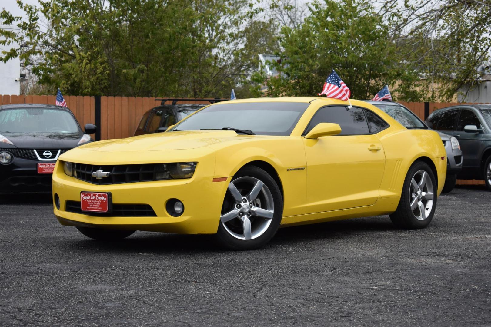 2011 YELLOW Chevrolet Camaro LT1 Coupe (2G1FB1ED6B9) with an 3.6L V6 DOHC 24V engine, 6-Speed Automatic transmission, located at 420 E. Kingsbury St., Seguin, TX, 78155, (830) 401-0495, 29.581060, -97.961647 - Photo#3