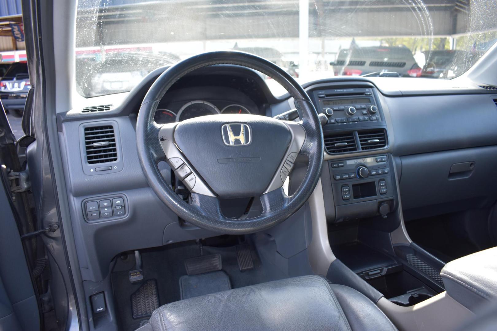 2008 GRAY Honda Pilot EX-L 2WD (5FNYF28578B) with an 3.5L V6 SOHC 24V engine, 5-Speed Automatic Overdrive transmission, located at 420 E. Kingsbury St., Seguin, TX, 78155, (830) 401-0495, 29.581060, -97.961647 - Photo#6