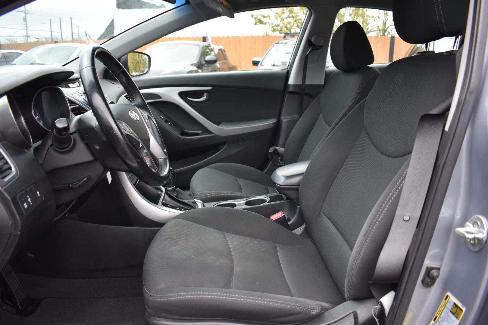 2015 SILVER Hyundai Elantra Limited (5NPDH4AE3FH) with an 1.8L L4 DOHC 16V engine, 6-Speed Automatic transmission, located at 420 E. Kingsbury St., Seguin, TX, 78155, (830) 401-0495, 29.581060, -97.961647 - Photo#4