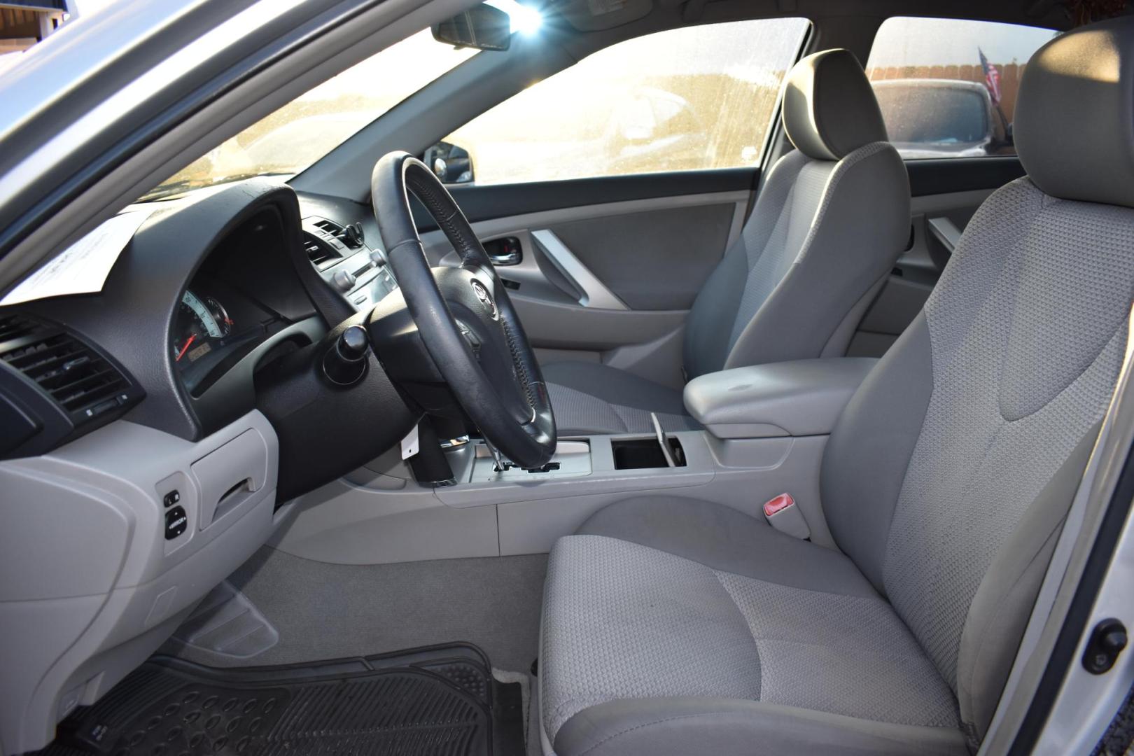 2008 SILVER Toyota Camry CE 5-Spd AT (4T1BE46K38U) with an 2.4L L4 DOHC 16V engine, 5-Speed Automatic Overdrive transmission, located at 420 E. Kingsbury St., Seguin, TX, 78155, (830) 401-0495, 29.581060, -97.961647 - Photo#4