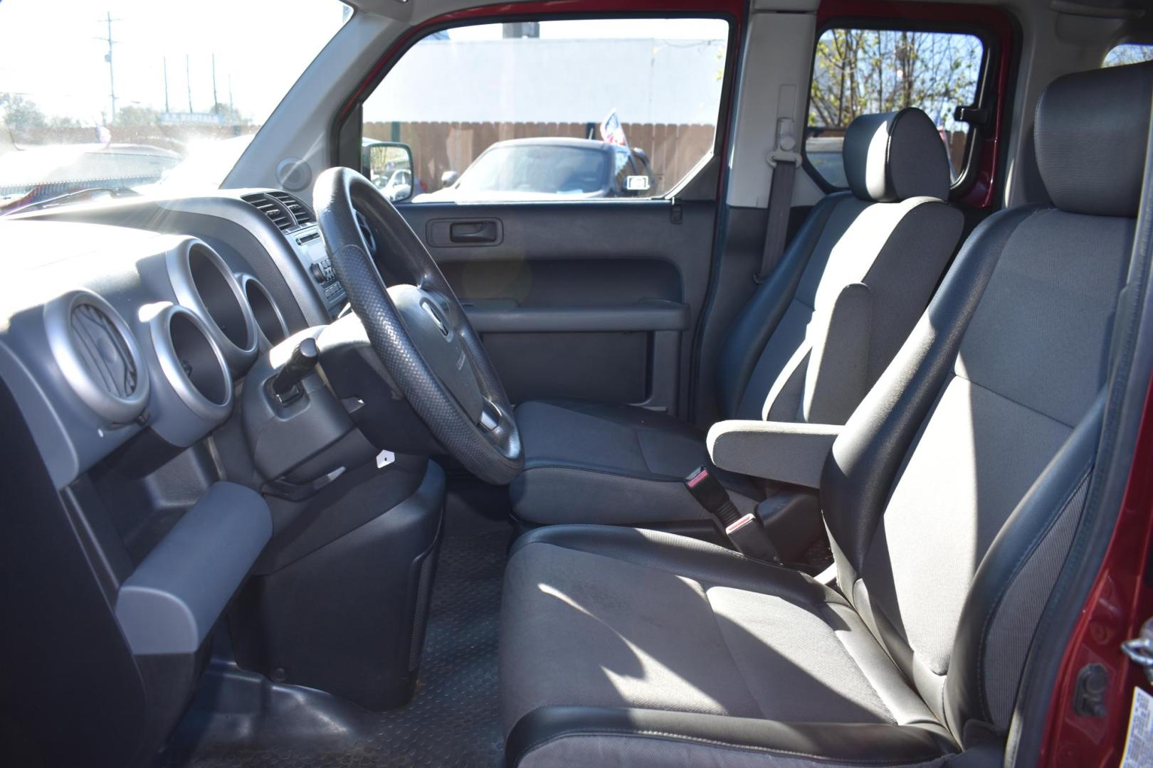 2006 MAROON Honda Element EX-P 2WD AT (5J6YH18756L) with an 2.4L L4 DOHC 16V engine, 4-Speed Automatic Overdrive transmission, located at 420 E. Kingsbury St., Seguin, TX, 78155, (830) 401-0495, 29.581060, -97.961647 - Photo#3