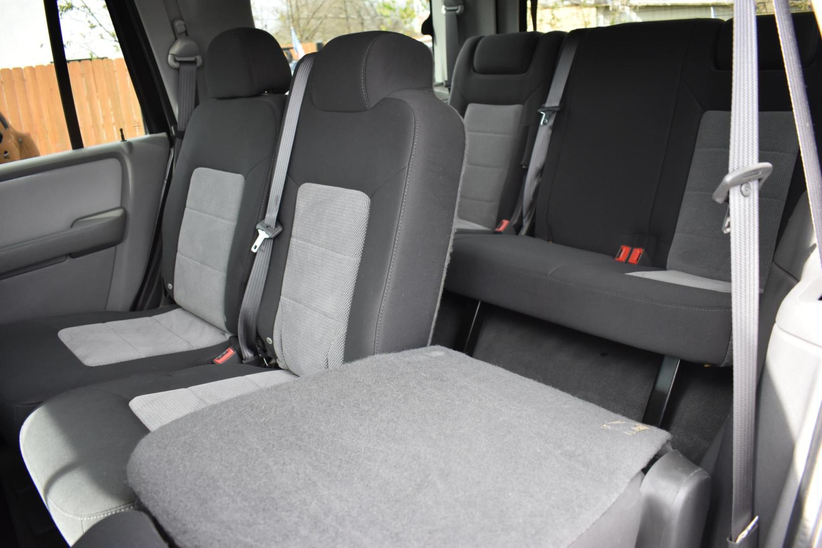 2005 GRAY Ford Expedition XLT 2WD (1FMPU15525L) with an 5.4L V8 SOHC 16V engine, 4-Speed Automatic Overdrive transmission, located at 420 E. Kingsbury St., Seguin, TX, 78155, (830) 401-0495, 29.581060, -97.961647 - Photo#5