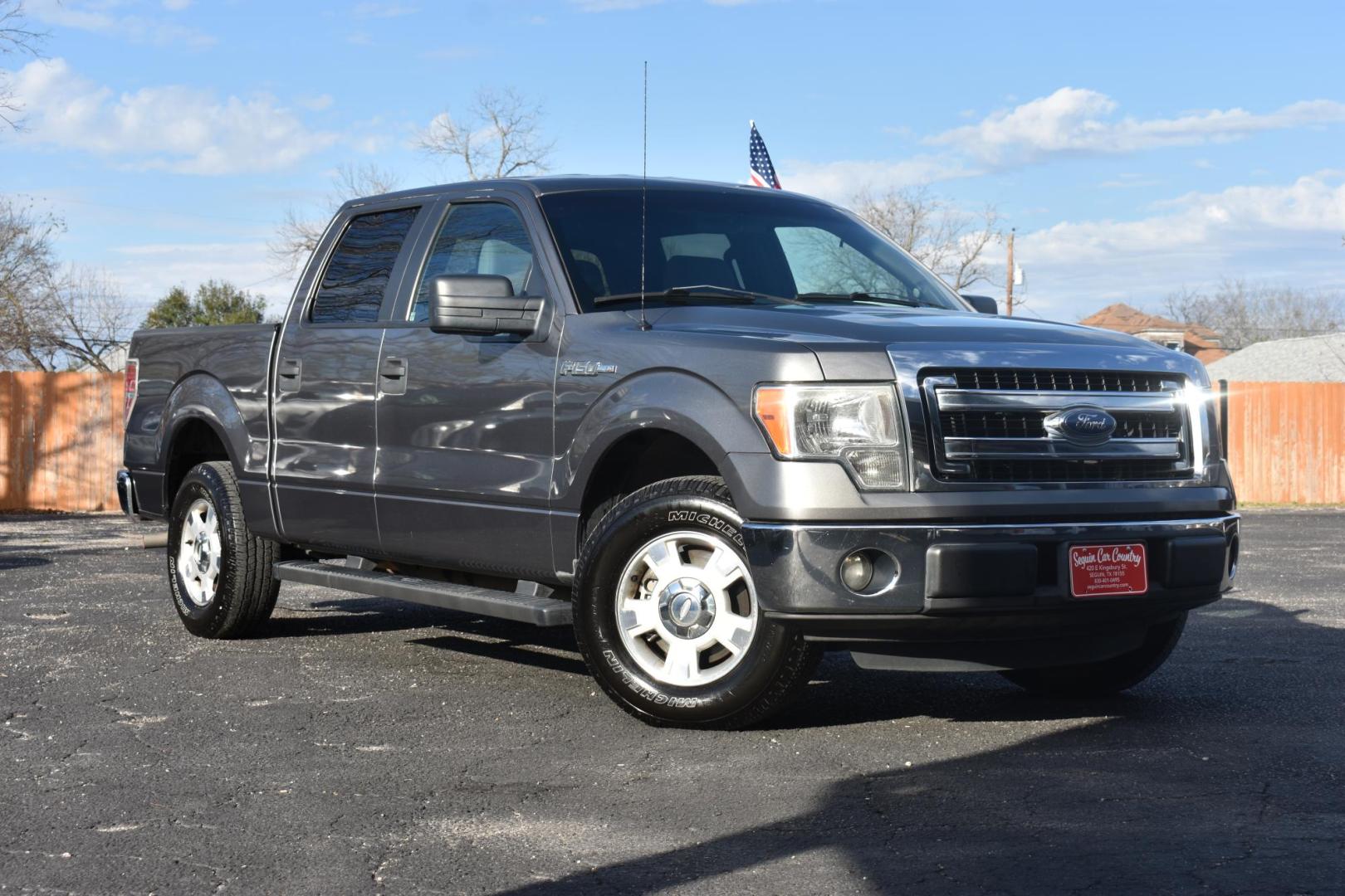 2013 GRAY Ford F-150 XLT SuperCrew 6.5-ft. Bed 2WD (1FTEW1CMXDF) with an 3.7L V6 DOHC 24V engine, 6-Speed Automatic transmission, located at 420 E. Kingsbury St., Seguin, TX, 78155, (830) 401-0495, 29.581060, -97.961647 - Photo#1