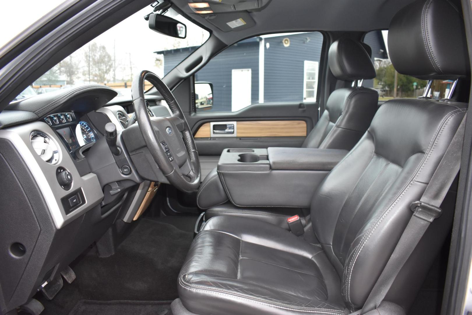 2011 SILVER Ford F-150 FX2 SuperCrew 5.5-ft. Bed 2WD (1FTFW1CF9BF) with an 5.0L V8 engine, 4-Speed Automatic transmission, located at 420 E. Kingsbury St., Seguin, TX, 78155, (830) 401-0495, 29.581060, -97.961647 - Photo#4