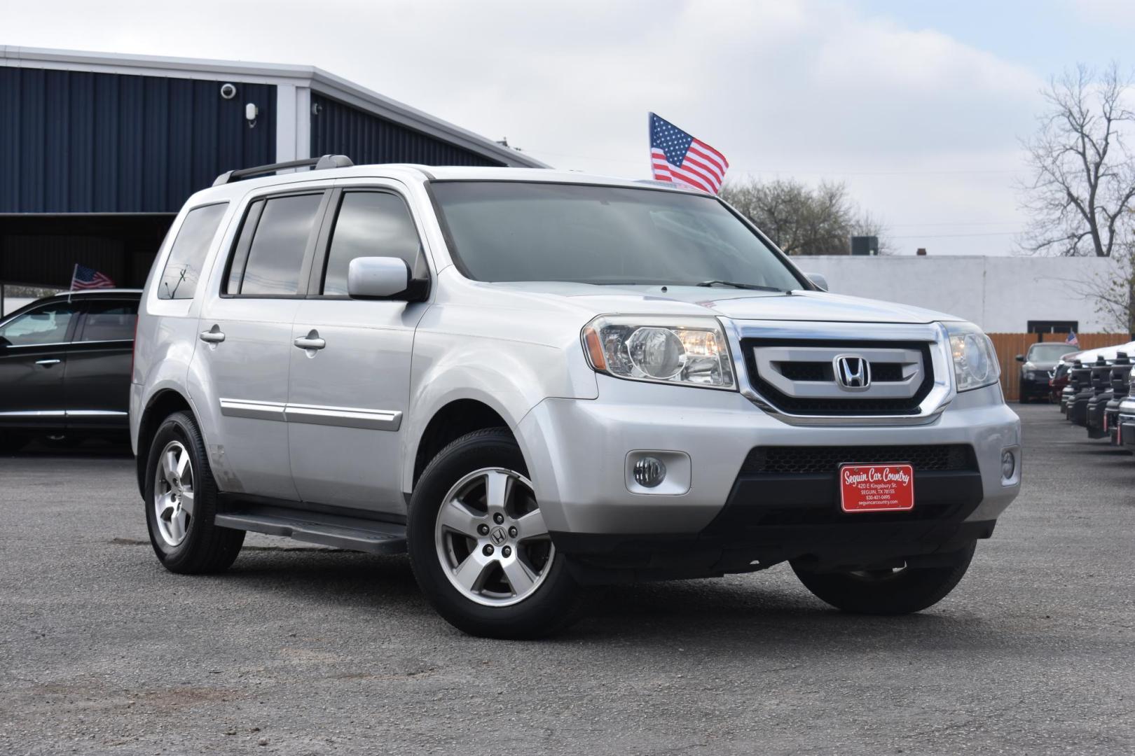 2011 SILVER Honda Pilot EX-L 2WD 5-Spd AT (5FNYF3H50BB) with an 3.5L V6 SOHC 24V engine, 5-Speed Automatic transmission, located at 420 E. Kingsbury St., Seguin, TX, 78155, (830) 401-0495, 29.581060, -97.961647 - Photo#1