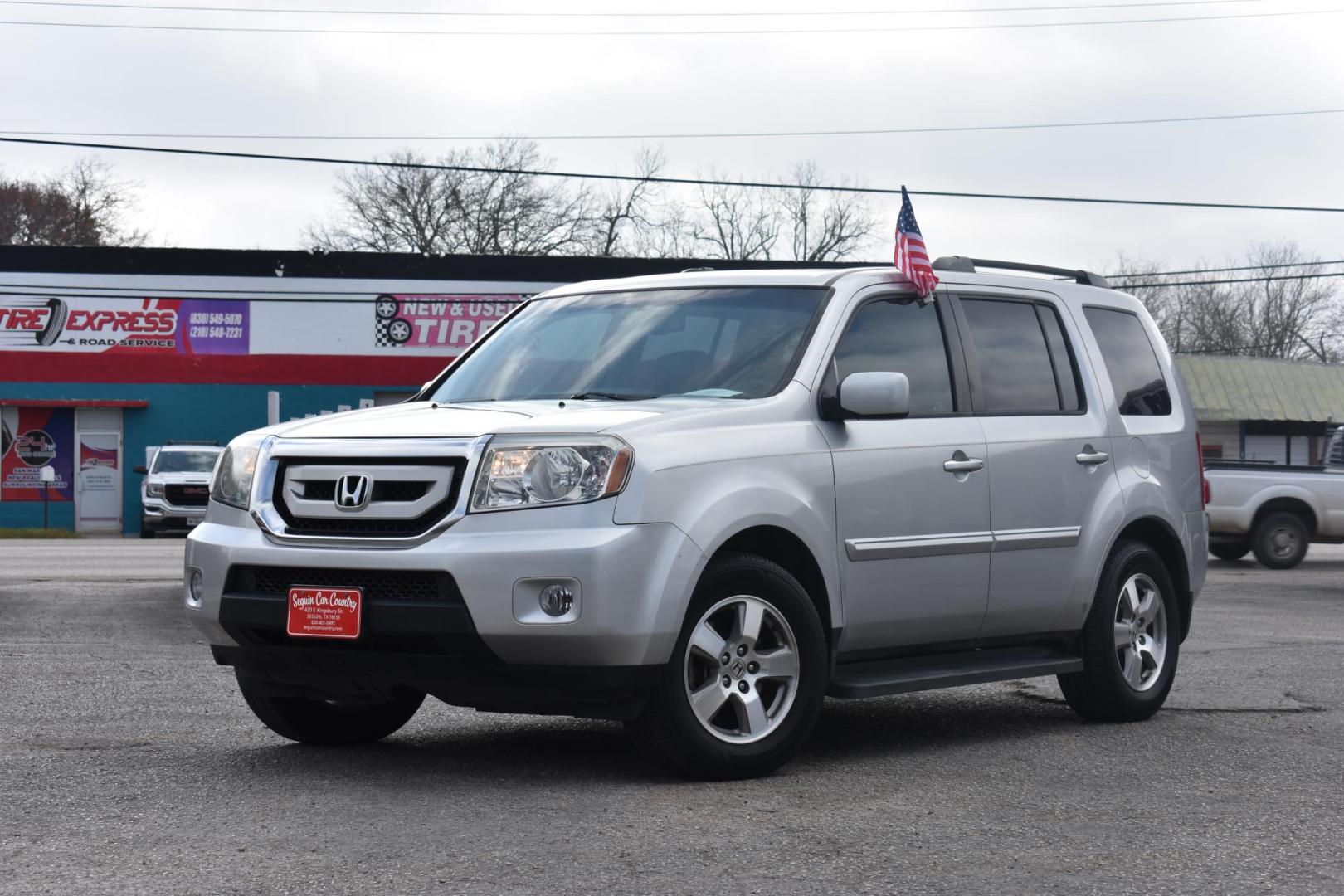2011 SILVER Honda Pilot EX-L 2WD 5-Spd AT (5FNYF3H50BB) with an 3.5L V6 SOHC 24V engine, 5-Speed Automatic transmission, located at 420 E. Kingsbury St., Seguin, TX, 78155, (830) 401-0495, 29.581060, -97.961647 - Photo#3
