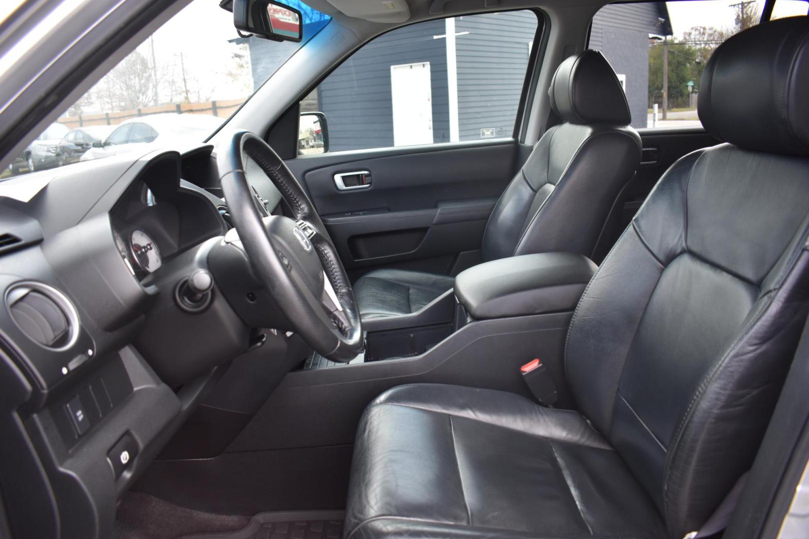 2011 SILVER Honda Pilot EX-L 2WD 5-Spd AT (5FNYF3H50BB) with an 3.5L V6 SOHC 24V engine, 5-Speed Automatic transmission, located at 420 E. Kingsbury St., Seguin, TX, 78155, (830) 401-0495, 29.581060, -97.961647 - Photo#4