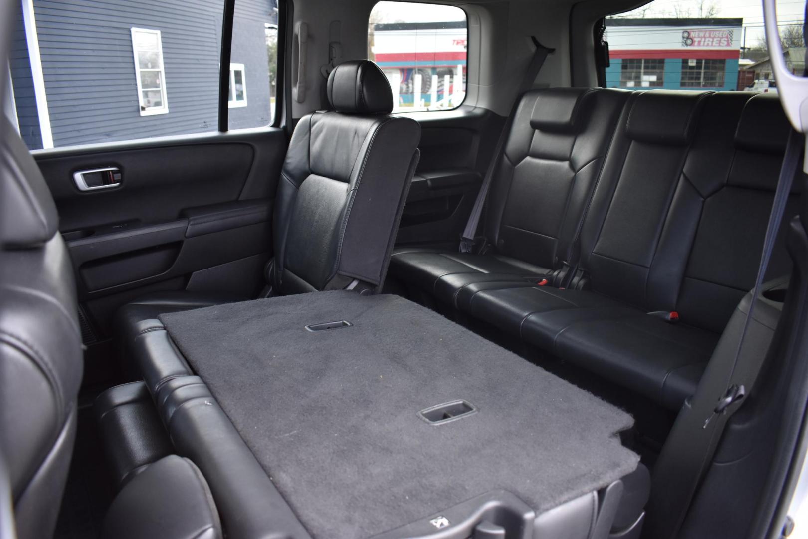 2011 SILVER Honda Pilot EX-L 2WD 5-Spd AT (5FNYF3H50BB) with an 3.5L V6 SOHC 24V engine, 5-Speed Automatic transmission, located at 420 E. Kingsbury St., Seguin, TX, 78155, (830) 401-0495, 29.581060, -97.961647 - Photo#5