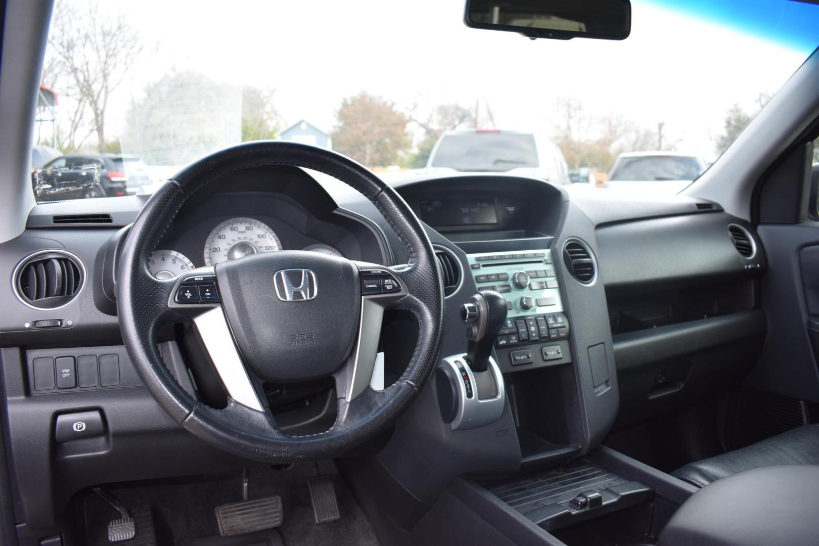 2011 SILVER Honda Pilot EX-L 2WD 5-Spd AT (5FNYF3H50BB) with an 3.5L V6 SOHC 24V engine, 5-Speed Automatic transmission, located at 420 E. Kingsbury St., Seguin, TX, 78155, (830) 401-0495, 29.581060, -97.961647 - Photo#6