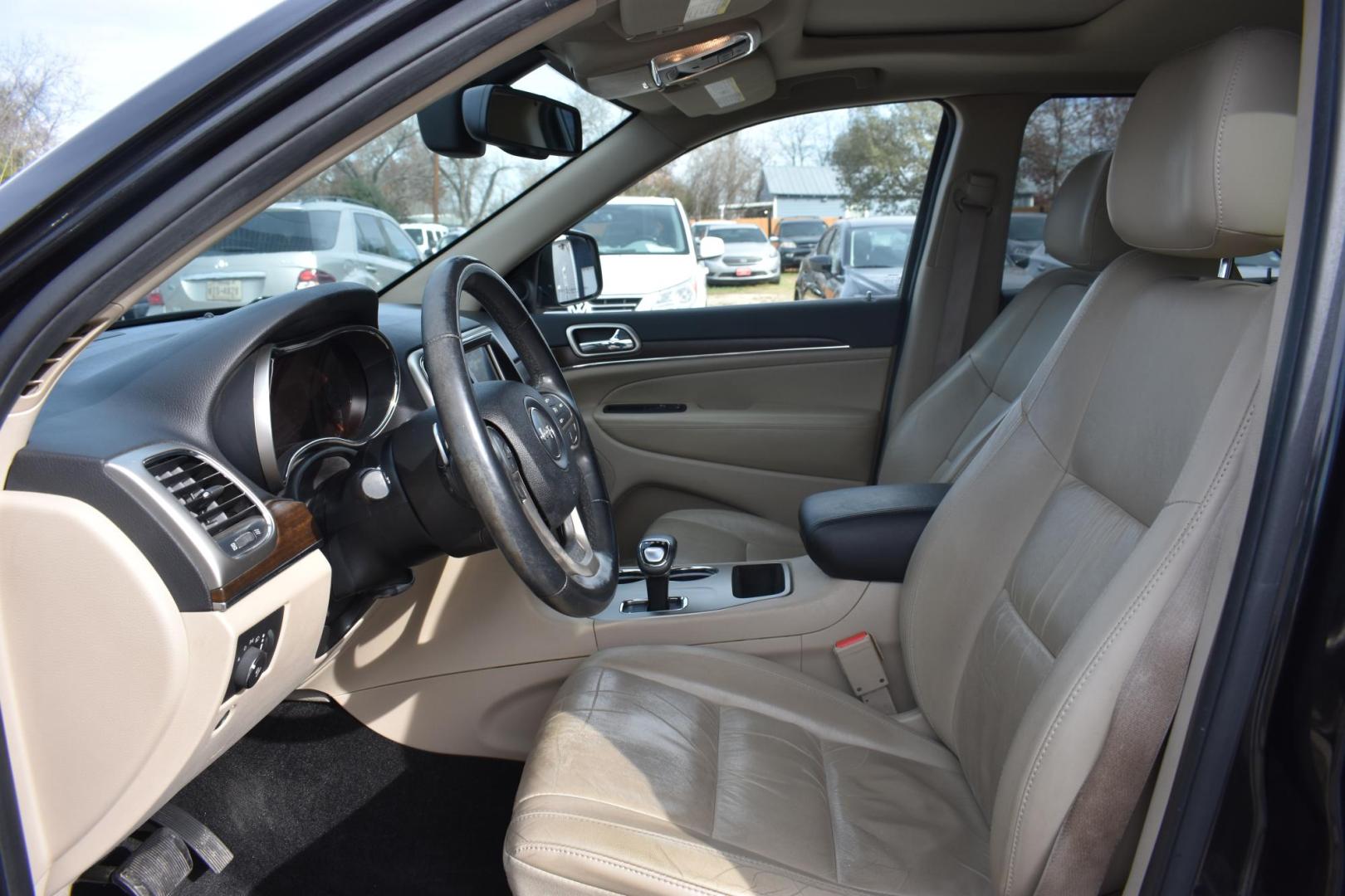 2015 BLACK Jeep Grand Cherokee Limited 2WD (1C4RJEBG9FC) with an 3.6L V6 DOHC 24V engine, 8-Speed Automatic transmission, located at 420 E. Kingsbury St., Seguin, TX, 78155, (830) 401-0495, 29.581060, -97.961647 - Photo#3