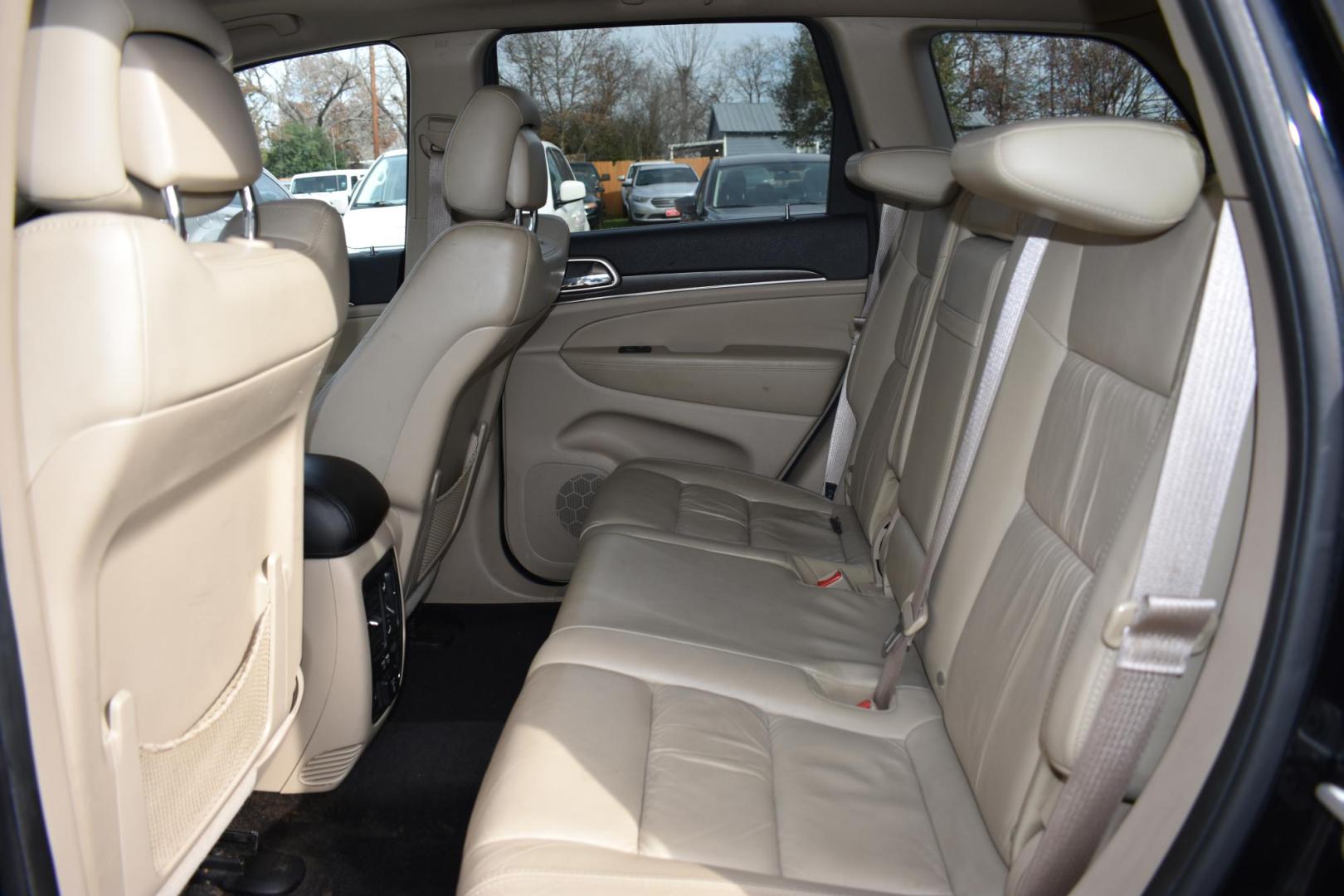 2015 BLACK Jeep Grand Cherokee Limited 2WD (1C4RJEBG9FC) with an 3.6L V6 DOHC 24V engine, 8-Speed Automatic transmission, located at 420 E. Kingsbury St., Seguin, TX, 78155, (830) 401-0495, 29.581060, -97.961647 - Photo#4