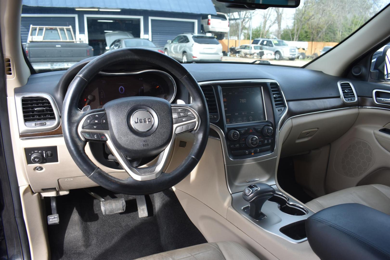 2015 BLACK Jeep Grand Cherokee Limited 2WD (1C4RJEBG9FC) with an 3.6L V6 DOHC 24V engine, 8-Speed Automatic transmission, located at 420 E. Kingsbury St., Seguin, TX, 78155, (830) 401-0495, 29.581060, -97.961647 - Photo#5