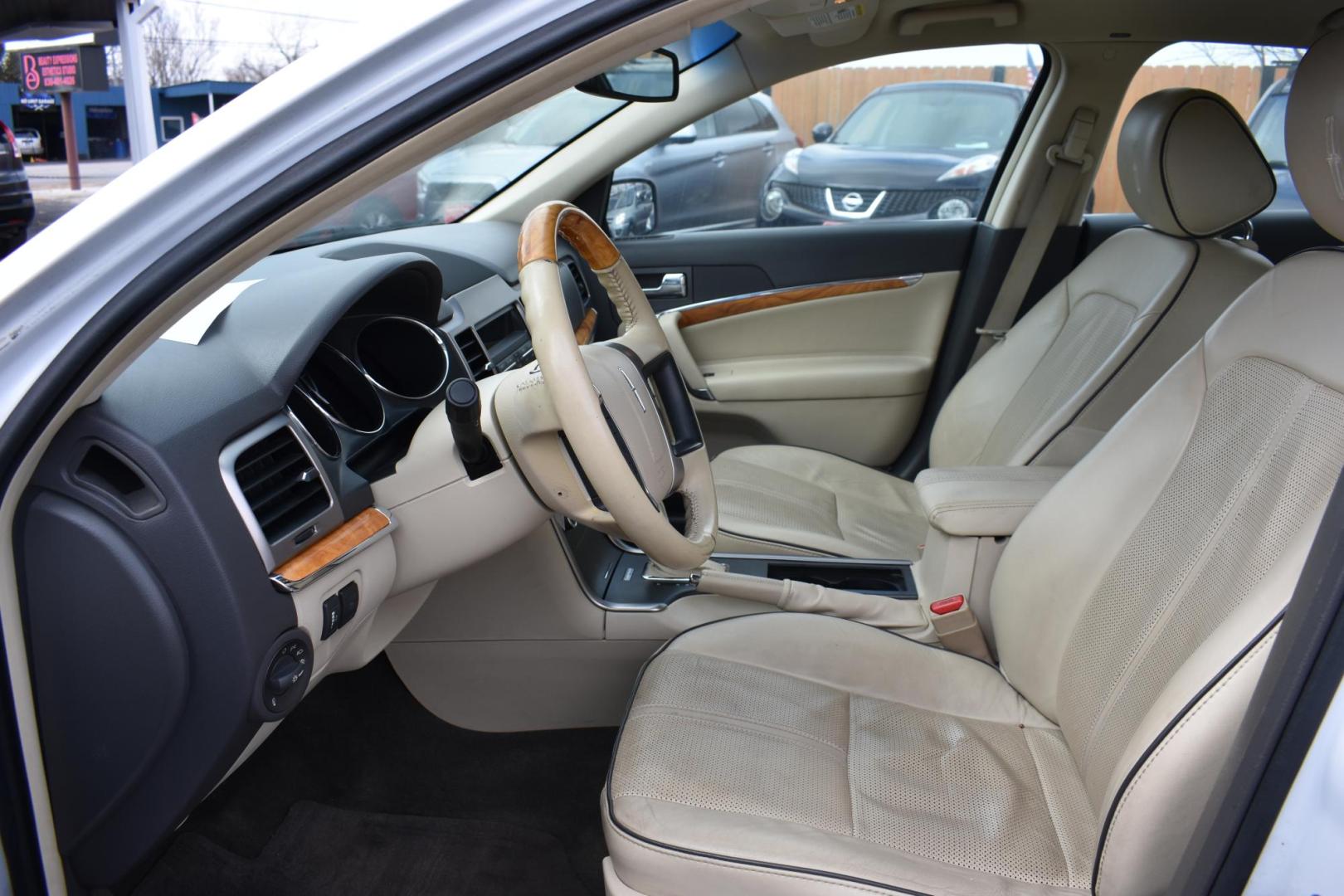 2012 WHITE Lincoln MKZ FWD (3LNHL2GC5CR) with an 3.5L V6 DOHC 24V engine, 6-Speed Automatic transmission, located at 420 E. Kingsbury St., Seguin, TX, 78155, (830) 401-0495, 29.581060, -97.961647 - Photo#3