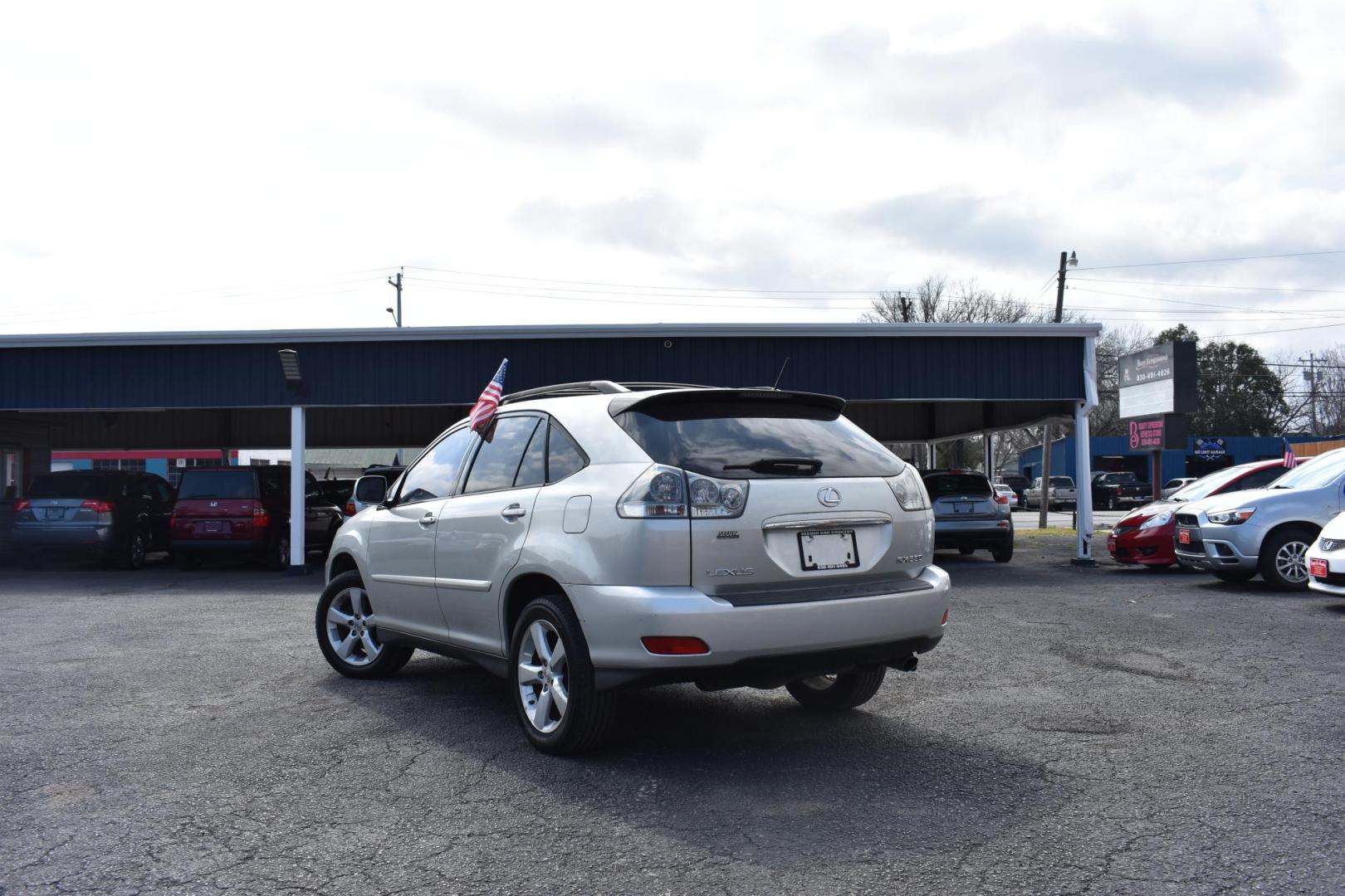 2004 SILVER Lexus RX 330 2WD (JTJGA31U040) with an 3.3L V6 DOHC 24V engine, 5-Speed Automatic Overdrive transmission, located at 420 E. Kingsbury St., Seguin, TX, 78155, (830) 401-0495, 29.581060, -97.961647 - Photo#4