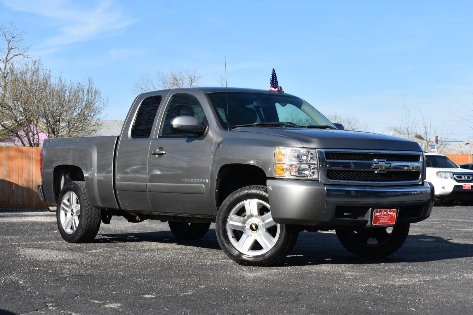 2008 GRAY Chevrolet Silverado 1500 LT1 Ext. Cab Long Box 2WD (1GCEC19J88Z) with an 5.3L V8 OHV 16V engine, 4-Speed Automatic Overdrive transmission, located at 420 E. Kingsbury St., Seguin, TX, 78155, (830) 401-0495, 29.581060, -97.961647 - Photo#1