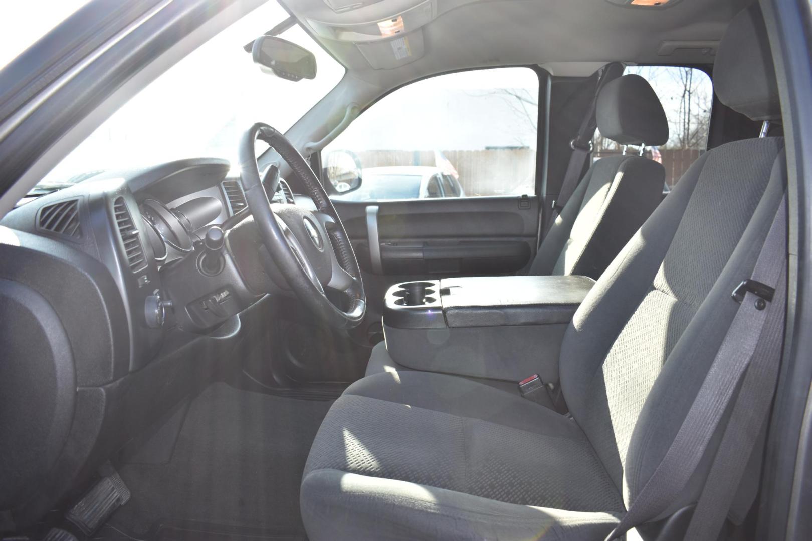 2008 GRAY Chevrolet Silverado 1500 LT1 Ext. Cab Long Box 2WD (1GCEC19J88Z) with an 5.3L V8 OHV 16V engine, 4-Speed Automatic Overdrive transmission, located at 420 E. Kingsbury St., Seguin, TX, 78155, (830) 401-0495, 29.581060, -97.961647 - Photo#5