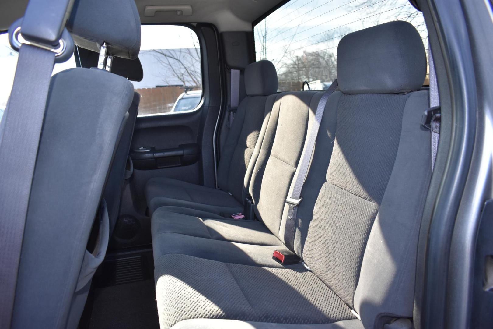 2008 GRAY Chevrolet Silverado 1500 LT1 Ext. Cab Long Box 2WD (1GCEC19J88Z) with an 5.3L V8 OHV 16V engine, 4-Speed Automatic Overdrive transmission, located at 420 E. Kingsbury St., Seguin, TX, 78155, (830) 401-0495, 29.581060, -97.961647 - Photo#6