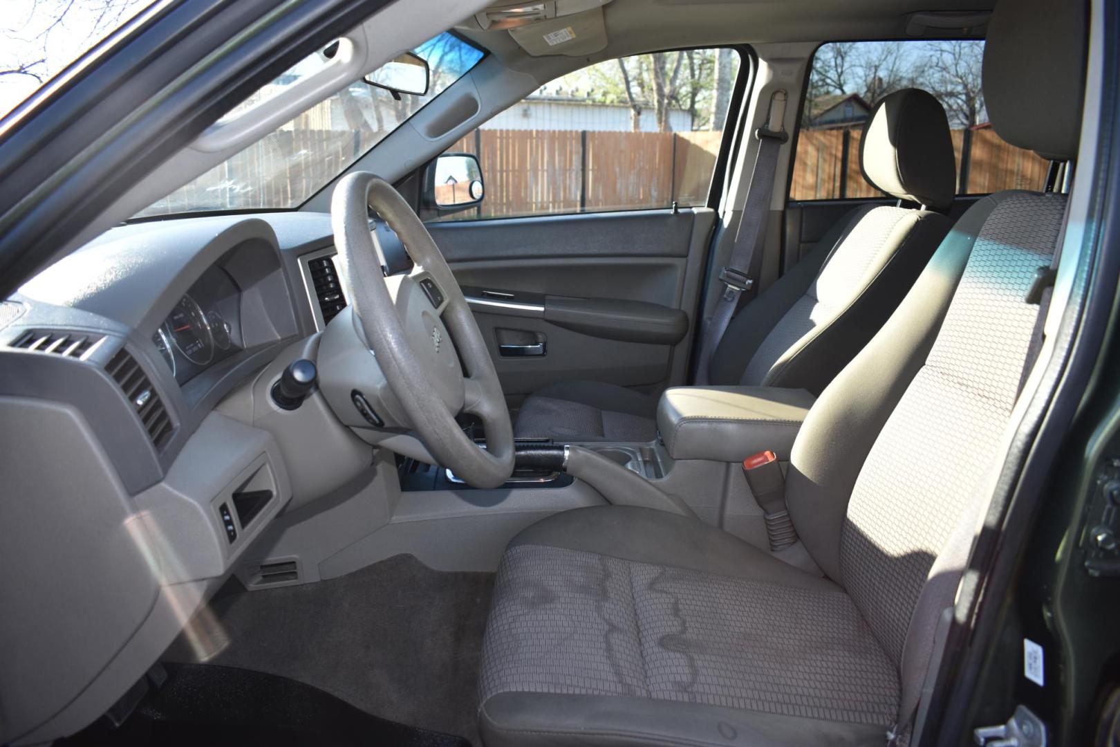 2009 GREEN Jeep Grand Cherokee Laredo 2WD (1J8GS48K19C) with an 3.7L V6 SOHC 12V engine, 5-Speed Automatic transmission, located at 420 E. Kingsbury St., Seguin, TX, 78155, (830) 401-0495, 29.581060, -97.961647 - Photo#4
