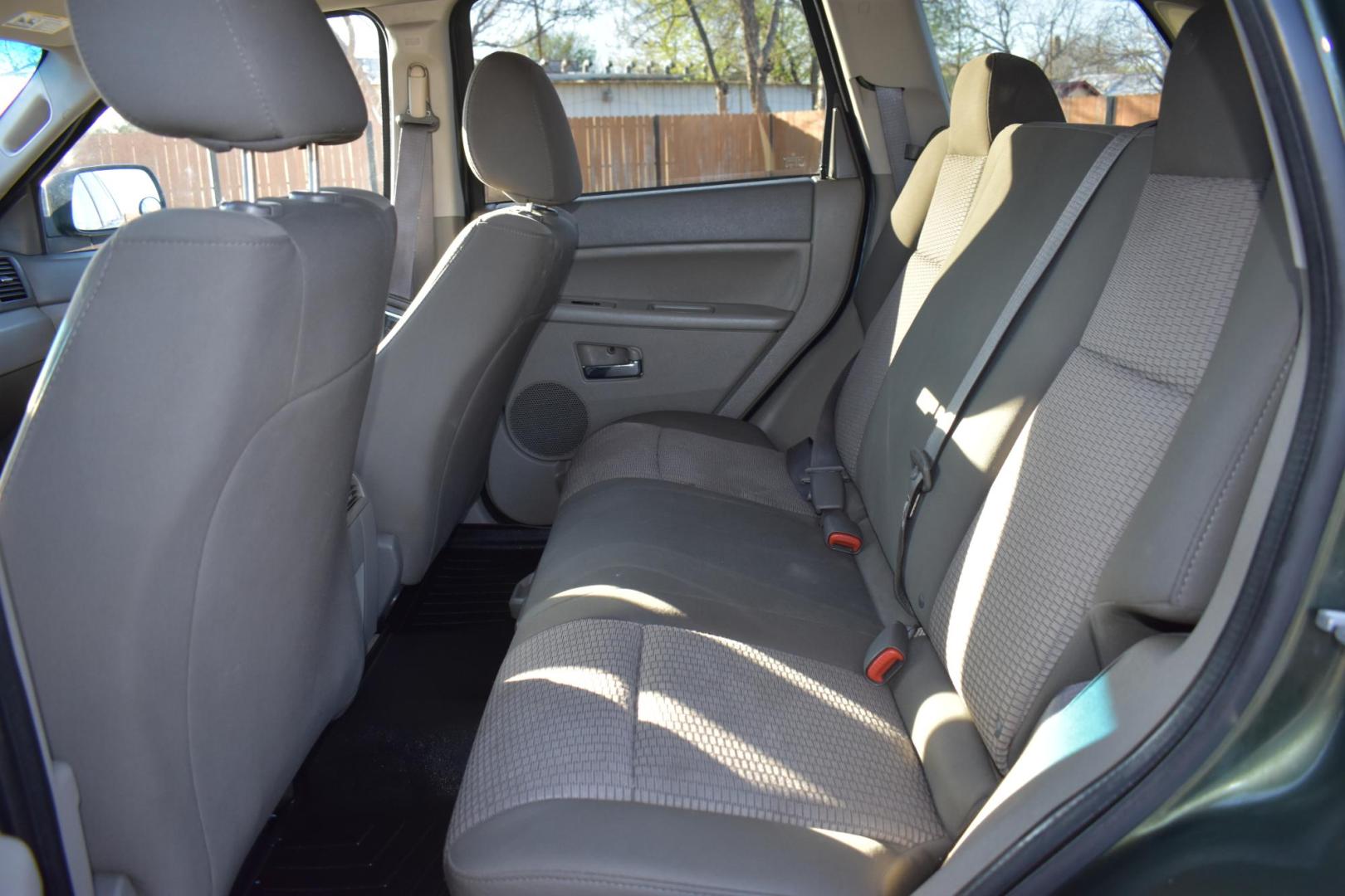 2009 GREEN Jeep Grand Cherokee Laredo 2WD (1J8GS48K19C) with an 3.7L V6 SOHC 12V engine, 5-Speed Automatic transmission, located at 420 E. Kingsbury St., Seguin, TX, 78155, (830) 401-0495, 29.581060, -97.961647 - Photo#5