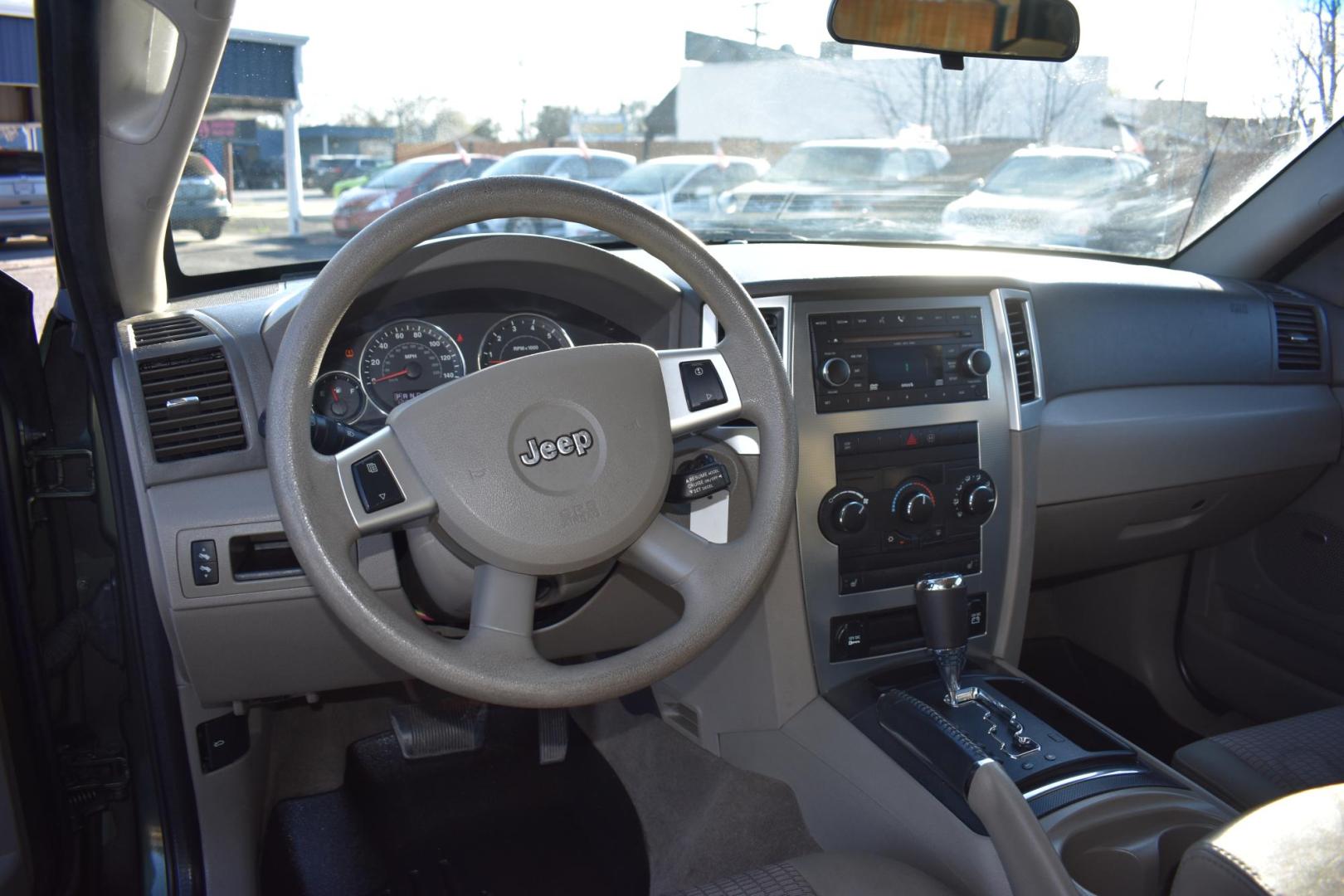 2009 GREEN Jeep Grand Cherokee Laredo 2WD (1J8GS48K19C) with an 3.7L V6 SOHC 12V engine, 5-Speed Automatic transmission, located at 420 E. Kingsbury St., Seguin, TX, 78155, (830) 401-0495, 29.581060, -97.961647 - Photo#6