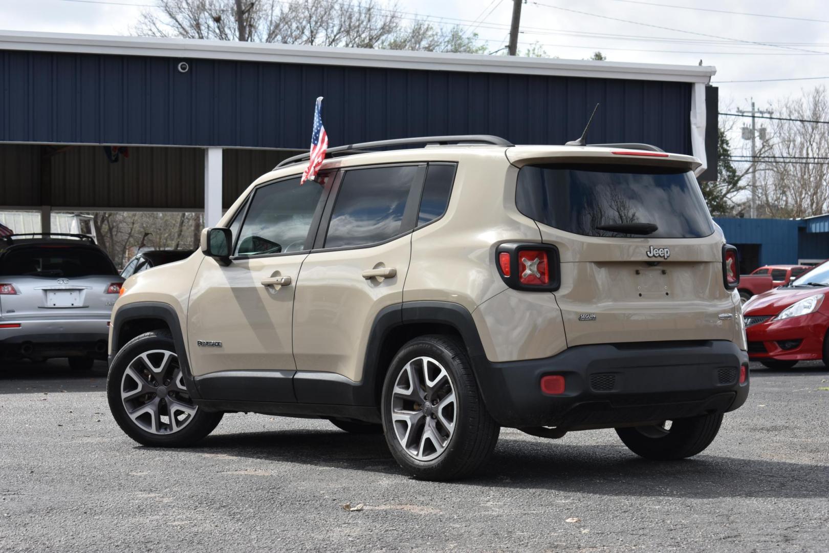 2015 Jeep Renegade Latitude FWD (ZACCJABT5FP) with an 2.4L L4 engine, 6-Speed Manual transmission, located at 420 E. Kingsbury St., Seguin, TX, 78155, (830) 401-0495, 29.581060, -97.961647 - Photo#2