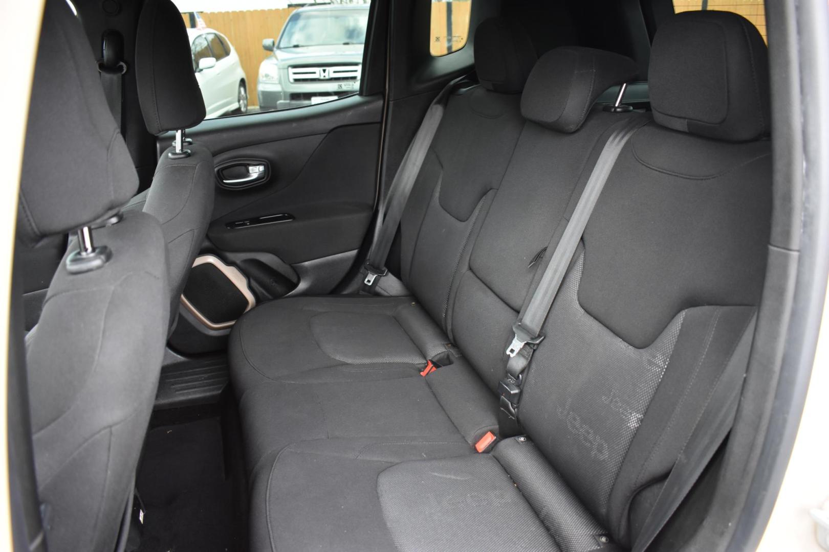 2015 Jeep Renegade Latitude FWD (ZACCJABT5FP) with an 2.4L L4 engine, 6-Speed Manual transmission, located at 420 E. Kingsbury St., Seguin, TX, 78155, (830) 401-0495, 29.581060, -97.961647 - Photo#5