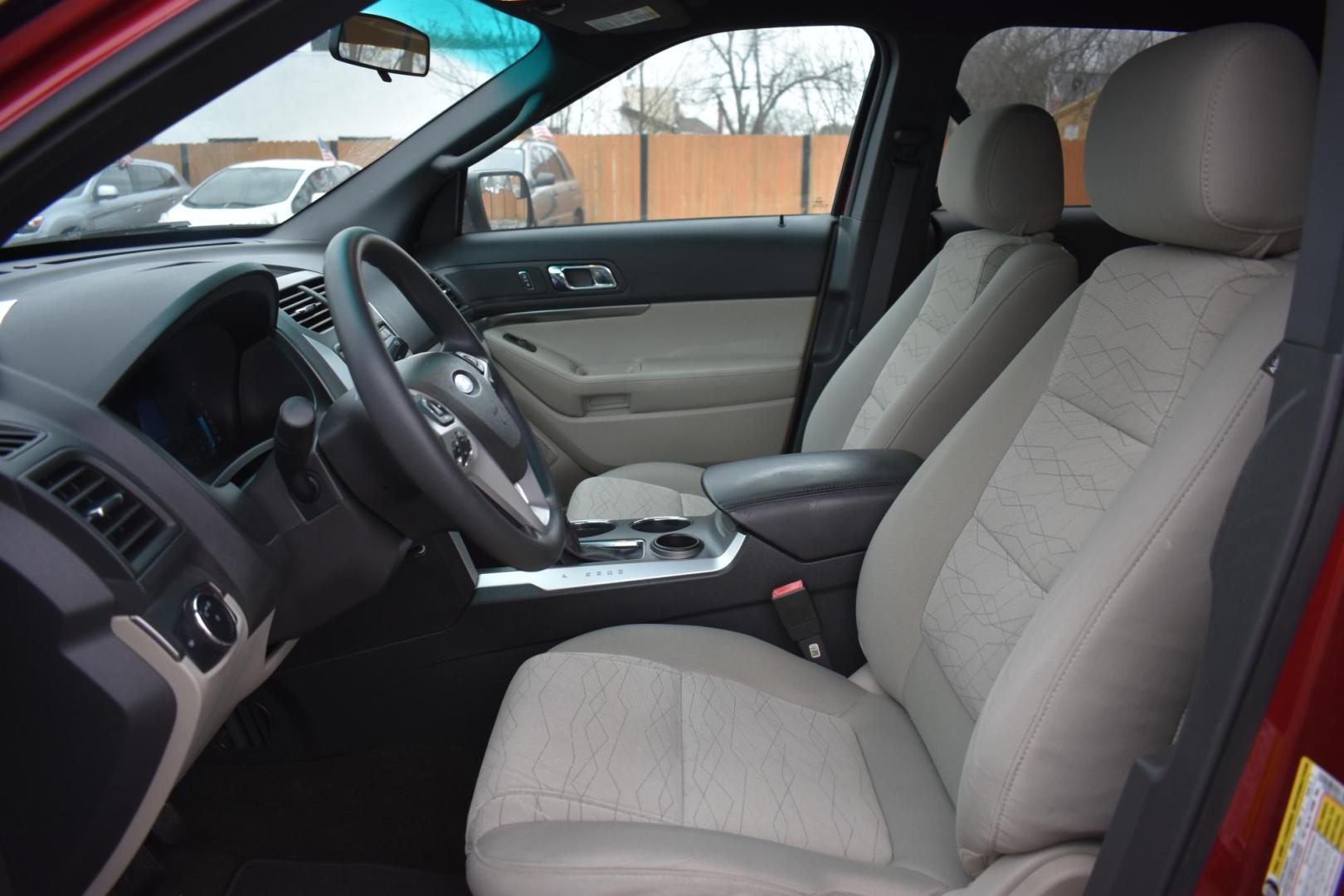 2013 Ford Explorer Base FWD (1FM5K7B8XDG) with an 3.5L V6 DOHC 24V engine, 6-Speed Automatic transmission, located at 420 E. Kingsbury St., Seguin, TX, 78155, (830) 401-0495, 29.581060, -97.961647 - Photo#4