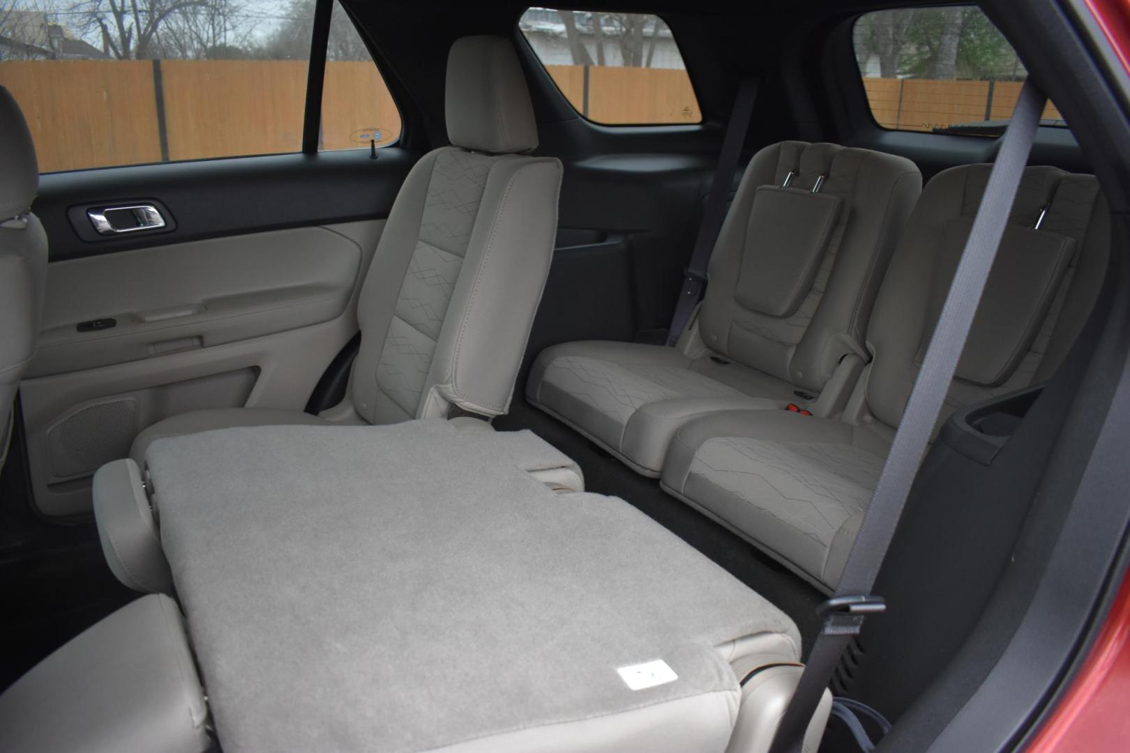 2013 Ford Explorer Base FWD (1FM5K7B8XDG) with an 3.5L V6 DOHC 24V engine, 6-Speed Automatic transmission, located at 420 E. Kingsbury St., Seguin, TX, 78155, (830) 401-0495, 29.581060, -97.961647 - Photo#5