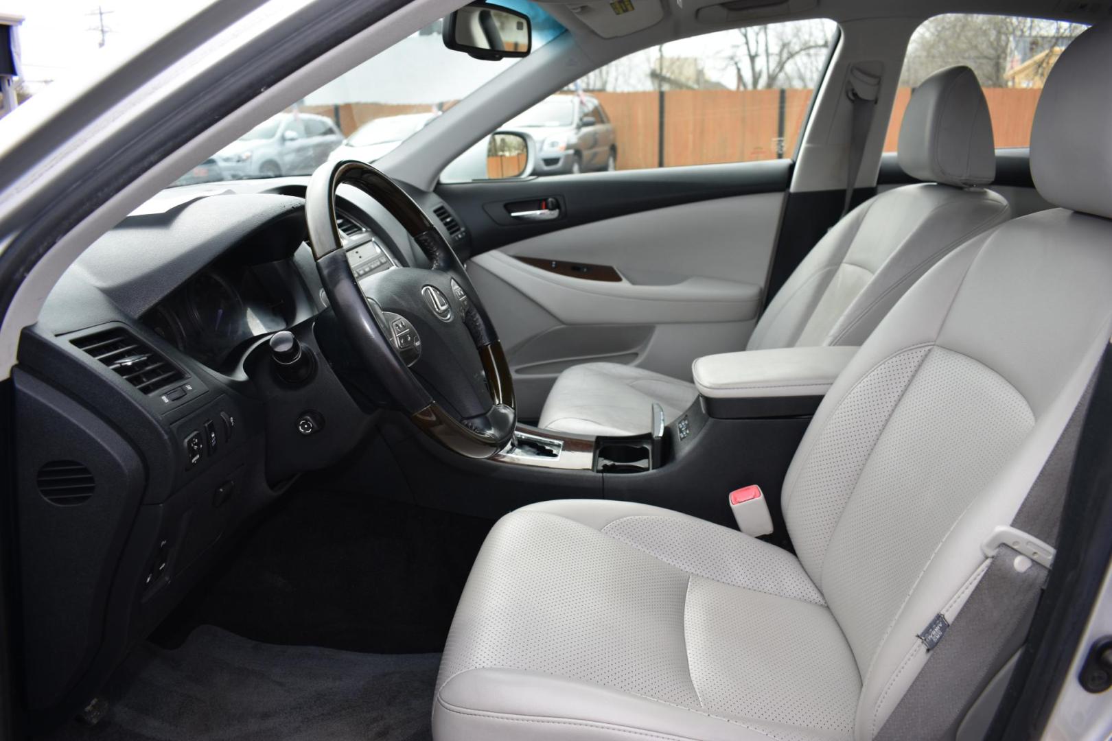 2010 SILVER Lexus ES 350 Sedan (JTHBK1EG5A2) with an 3.5L V6 DOHC 24V engine, 6-Speed Automatic transmission, located at 420 E. Kingsbury St., Seguin, TX, 78155, (830) 401-0495, 29.581060, -97.961647 - Photo#3