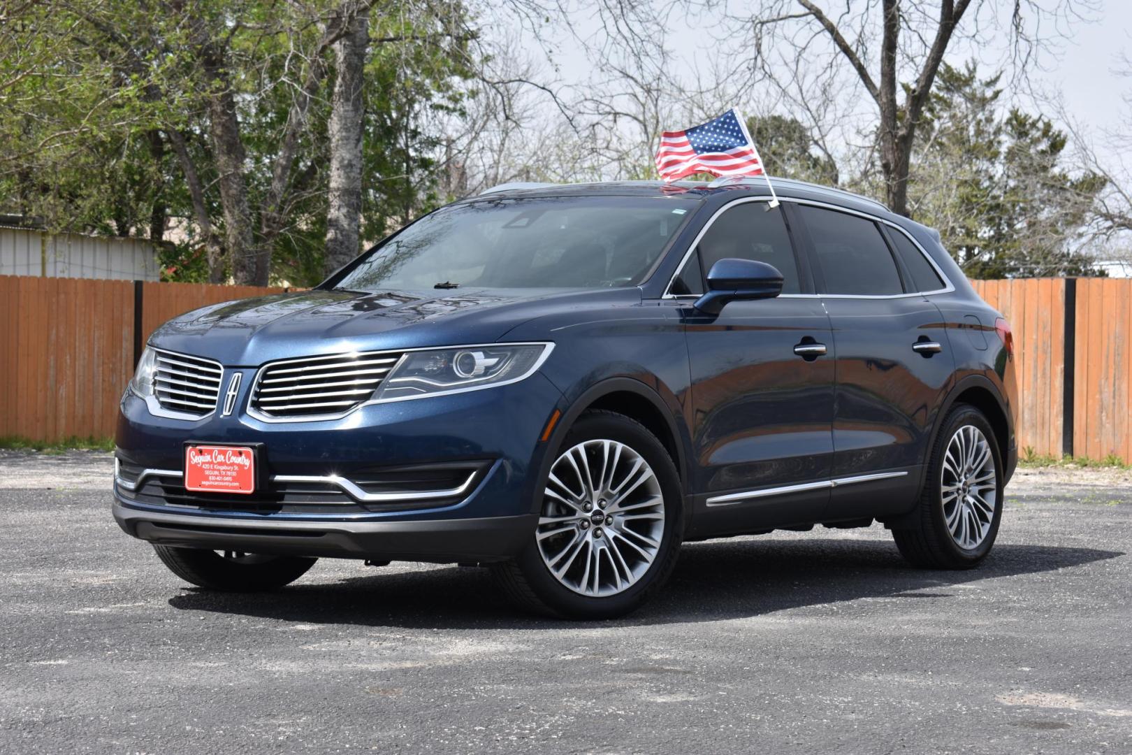 2017 BLUE Lincoln MKX Reserve (2LMPJ6LR9HB) with an 3.7L V6 DOHC 24V engine, 6A transmission, located at 420 E. Kingsbury St., Seguin, TX, 78155, (830) 401-0495, 29.581060, -97.961647 - Photo#3