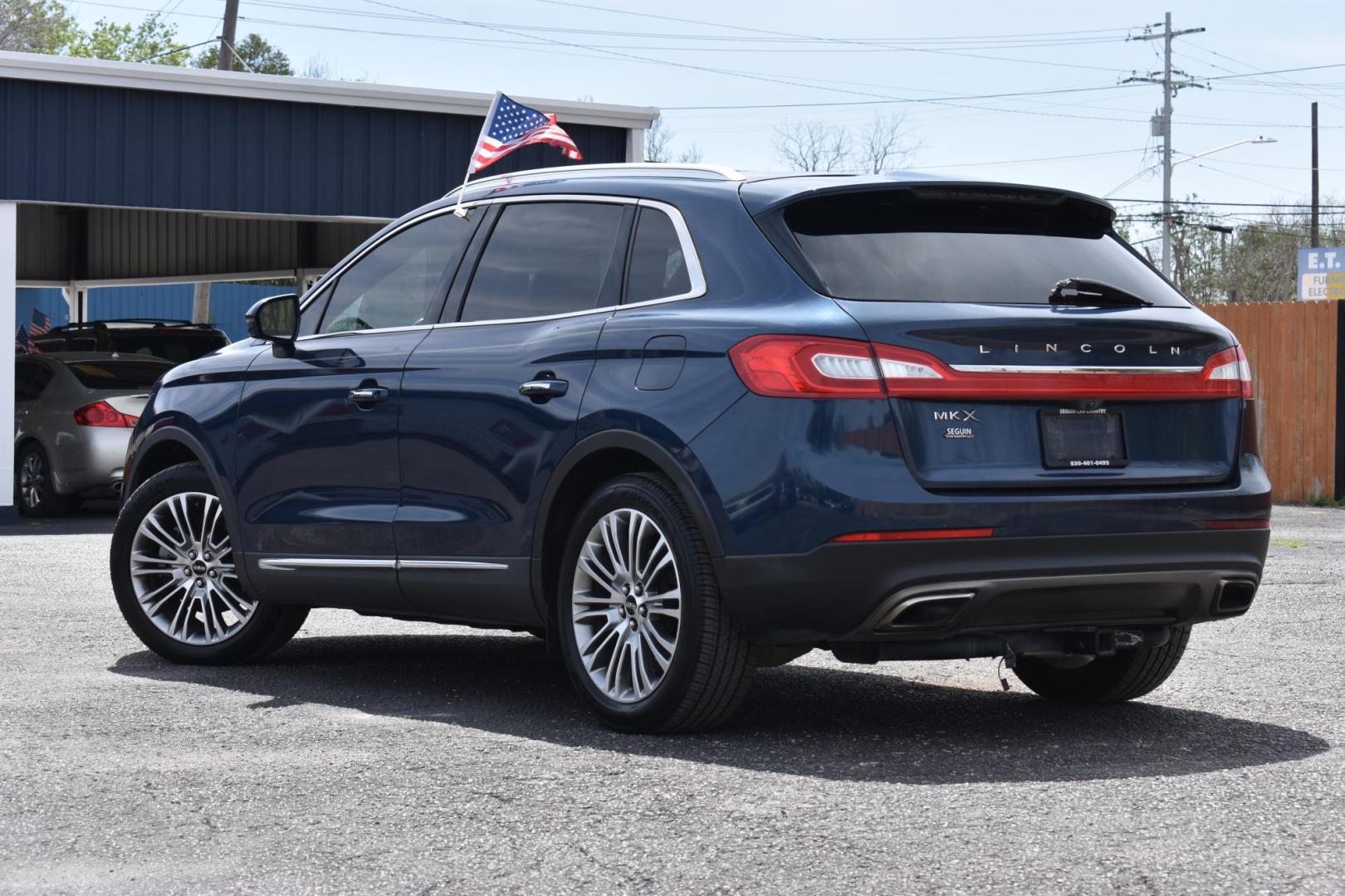 2017 BLUE Lincoln MKX Reserve (2LMPJ6LR9HB) with an 3.7L V6 DOHC 24V engine, 6A transmission, located at 420 E. Kingsbury St., Seguin, TX, 78155, (830) 401-0495, 29.581060, -97.961647 - Photo#2