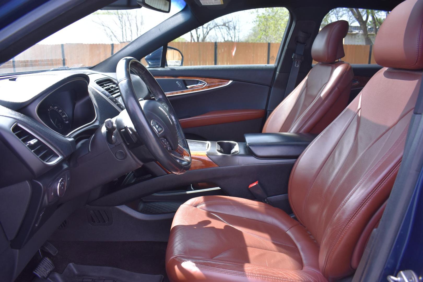 2017 BLUE Lincoln MKX Reserve (2LMPJ6LR9HB) with an 3.7L V6 DOHC 24V engine, 6A transmission, located at 420 E. Kingsbury St., Seguin, TX, 78155, (830) 401-0495, 29.581060, -97.961647 - Photo#4