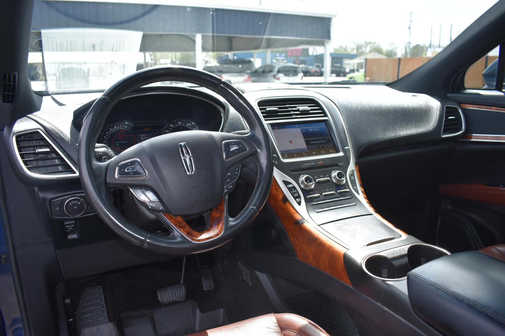 2017 BLUE Lincoln MKX Reserve (2LMPJ6LR9HB) with an 3.7L V6 DOHC 24V engine, 6A transmission, located at 420 E. Kingsbury St., Seguin, TX, 78155, (830) 401-0495, 29.581060, -97.961647 - Photo#6