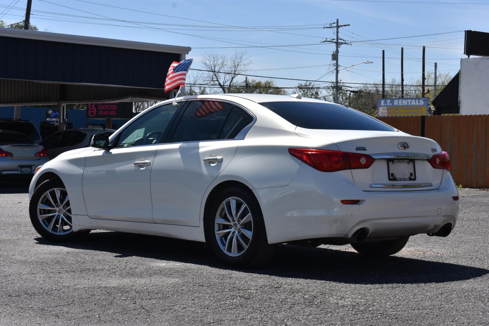 2014 WHITE Infiniti Q50 Premium (JN1BV7AP8EM) with an 3.7L V6 DOHC 24V HYBRID engine, 7-Speed Automatic transmission, located at 420 E. Kingsbury St., Seguin, TX, 78155, (830) 401-0495, 29.581060, -97.961647 - Photo#2