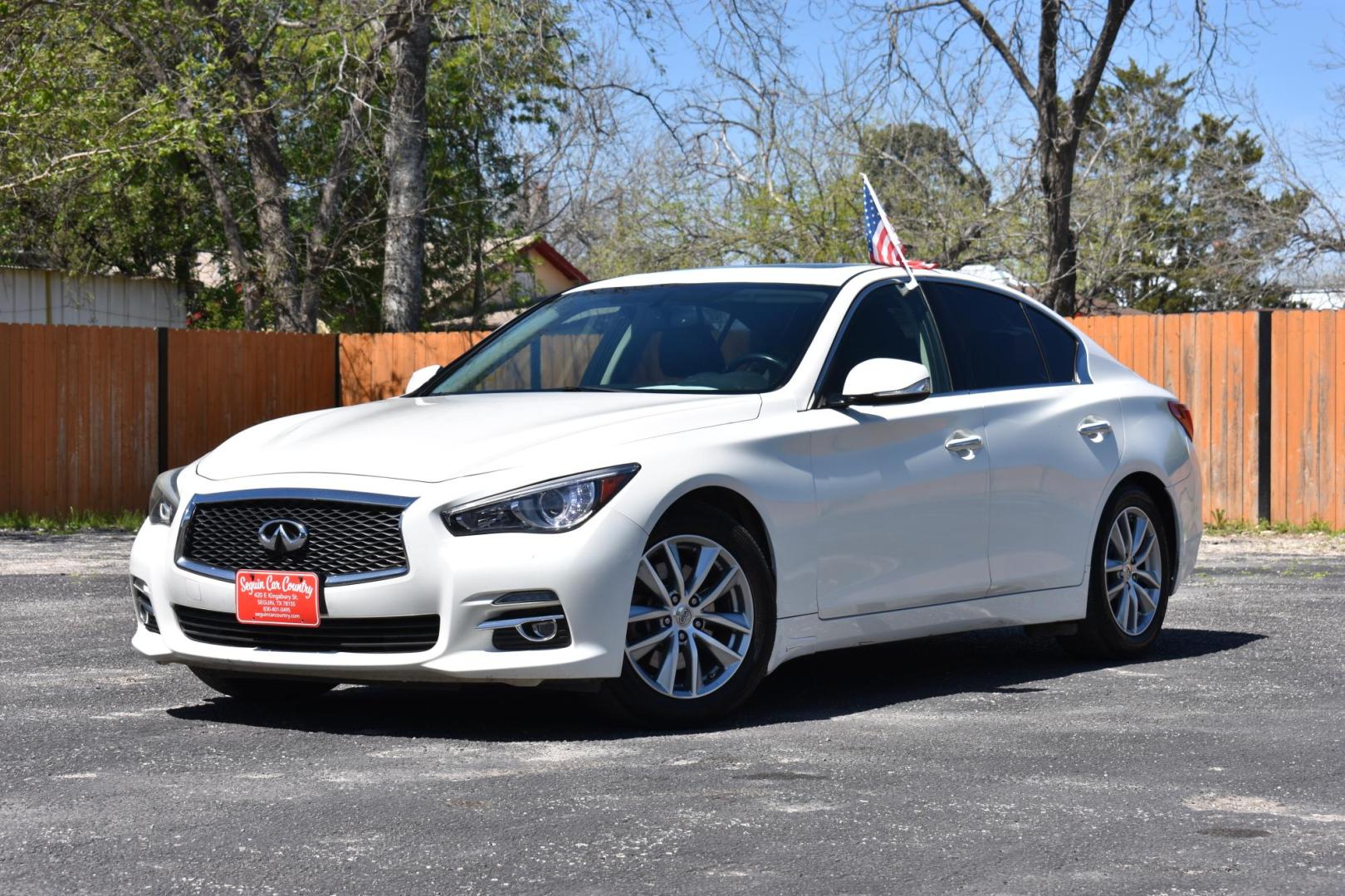 2014 WHITE Infiniti Q50 Premium (JN1BV7AP8EM) with an 3.7L V6 DOHC 24V HYBRID engine, 7-Speed Automatic transmission, located at 420 E. Kingsbury St., Seguin, TX, 78155, (830) 401-0495, 29.581060, -97.961647 - Photo#3
