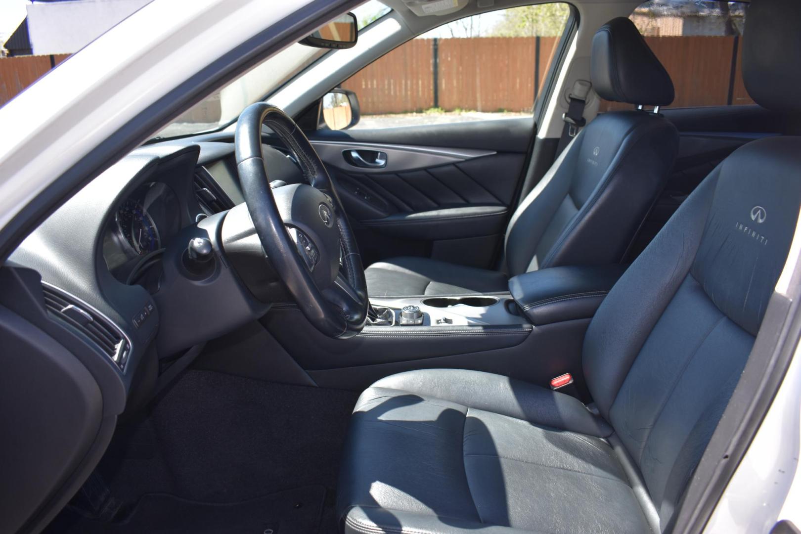 2014 WHITE Infiniti Q50 Premium (JN1BV7AP8EM) with an 3.7L V6 DOHC 24V HYBRID engine, 7-Speed Automatic transmission, located at 420 E. Kingsbury St., Seguin, TX, 78155, (830) 401-0495, 29.581060, -97.961647 - Photo#4